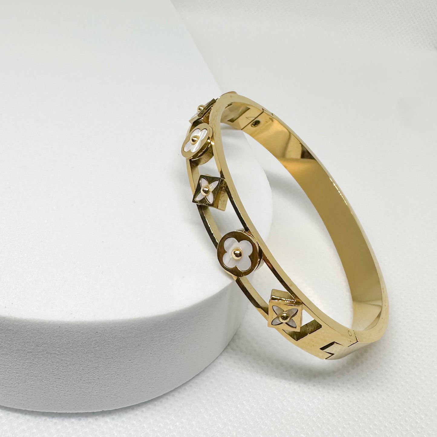 Premium 18k stainless steel four-leaf clover gold and white waterproof opened bangle